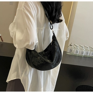 Borsa hobo nera in pelle vintage con dettagli dorati e forma a mezzaluna da donna
