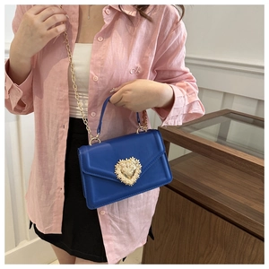 Sac bandoulière bleu royal avec boucle dorée en forme de cœur et perles pour femme