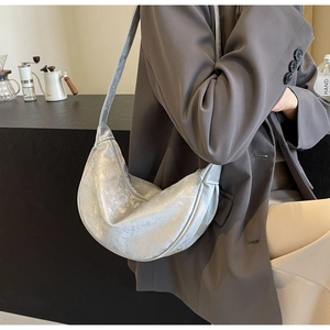 Borsa a spalla a mezzaluna argento minimalista con morbido design a pieghe in stile urbano