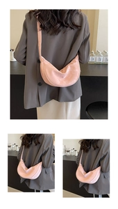 Dettaglio della borsa hobo in pelle scamosciata rosa con chiusura a zip e tracolla