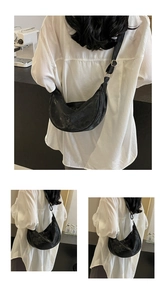 Borsa a tracolla a mezzaluna in pelle nera opaca con texture vintage e dettagli
