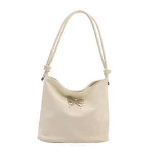 Sac seau minimaliste crème avec accent papillon argenté et détails de nœuds sur l'anse