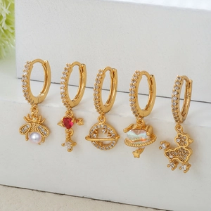 Parure de boucles d'oreilles asymétriques dorées 18k avec pendentifs zircon et perle