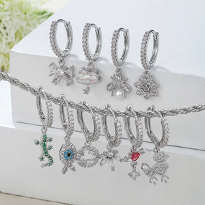 Ensemble de 10 boucles d'oreilles argentées avec breloques en zircone et perles variées