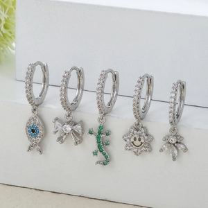 Lot de 5 boucles d'oreilles créoles argentées avec breloques zircon et œil bleu