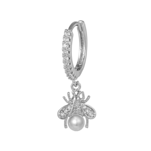 Vue détaillée de la boucle d'oreille abeille argentée avec zircon et perle blanche