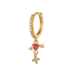 Détail de la boucle d'oreille dorée avec pendentif cœur rouge et oxydes de zirconium