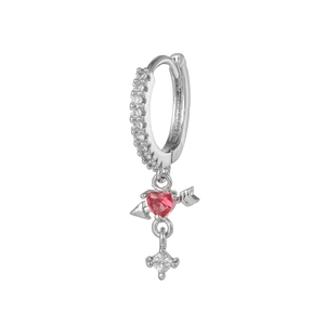 Détail de boucle d'oreille argentée avec cœur rouge et pendentif zircon carré brillant