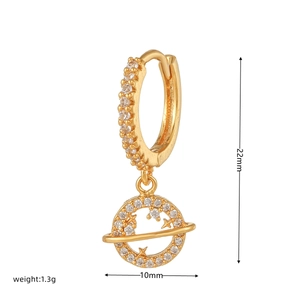 Détail de créole plaquée or 18 carats avec pendentif planète en zircone, 22mm x 10mm