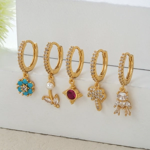 Elegantes 5-teiliges Goldohrring-Set mit Anhängern wie blauen Blüten und Pavé-Bär