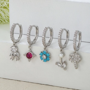 Detailansicht silberner Creolen-Set mit Zirkonia-Bär, Blume und Palmen-Anhängern