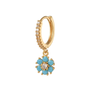 Detailansicht der goldene Creolen mit blauem Blumenanhänger und weißen Zirkonia-Steinen