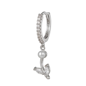 Detailansicht der Silberohrringe mit Perle und Zirkonia in eleganter Blattform