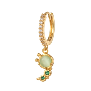 Detail von vergoldeten Creolen mit Zirkonia-Mikropavé und grünen Opal-Anhängern