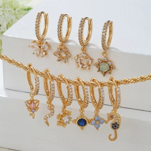 Dettaglio di set orecchini placcati oro con ciondoli in zircone a forma di farfalla