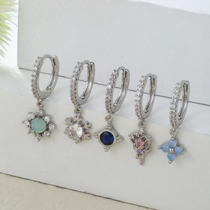 Set di cinque orecchini in argento con ciondoli in zircone a forma di cuore e fiocco di neve