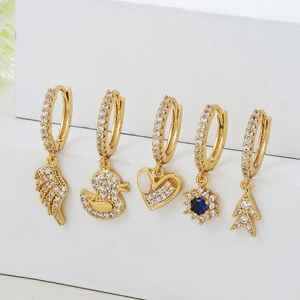 Set di 5 orecchini a cerchio in rame placcato oro con ciondoli in zircone in varie forme