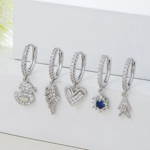 Set di cinque orecchini in argento con ciondoli a forma di anatra, ala e cuore con zirconi