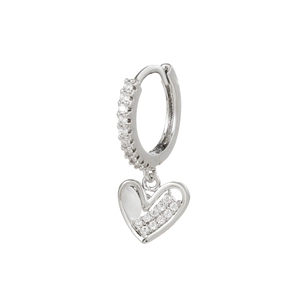 Dettaglio macro di orecchini a cuore con intarsio di zirconi cubici in micro-pave