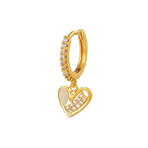 Dettaglio di orecchino dorato con micro-pavé di zirconi e pendente a forma di cuore cavo