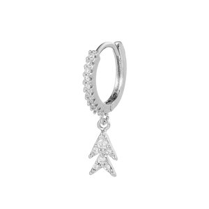 Dettaglio macro di orecchini geometrici in argento con micro-pavé di pietre di zirconia