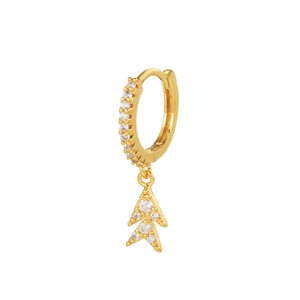 Dettaglio di orecchini huggie dorati con zirconi micro-pave e ciondolo a freccia geometrica