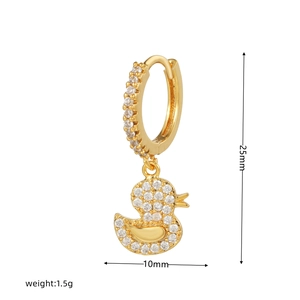 Dettaglio di orecchini a papera dorati da 25mm con pavé di zirconi scintillanti