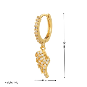 Dettaglio orecchino a ala dorata con zirconi, dimensioni 26mm per 6mm, elegante