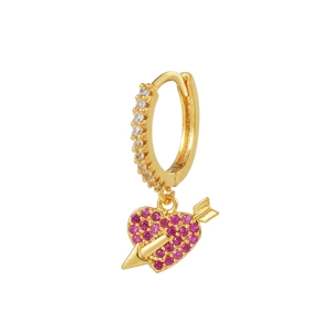 Orecchini a cerchio dorati con zirconi e un ciondolo a cuore e freccia rosa pavé