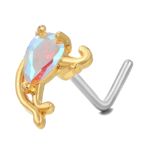 Detalle de piercing de nariz en L dorado con circonita arcoíris en forma de gota de agua
