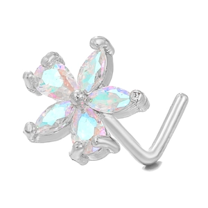 Vista macro detallada del piercing de nariz en L con diseño floral de ópalo de cinco pétalos