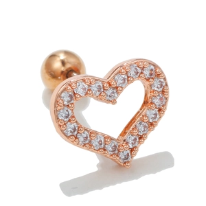 Gros plan sur clou d'oreille cœur en or rose avec zircons et fermoir à boule