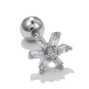 Vue macro de la boucle d'oreille flocon avec zircone et fermoir à vis sécurisé