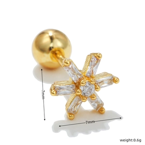 Vue macro de la boucle d'oreille étoile dorée de 7mm avec zircon et fermoir à boule