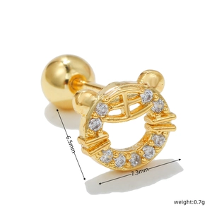 Détail d'un piercing hélix doré en zircon avec bouchon à vis et dimensions précises