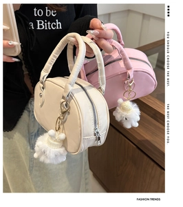 Detail trendiger Mini-Baseball-Handtaschen in Beige und Rosa mit Plüschanhängern