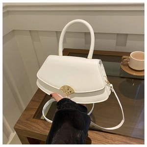 Sac à main en cuir blanc avec boucle dorée en forme d'éventail et bandoulière réglable