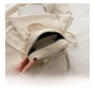 Detailansicht der cremeweißen Bowlingtasche von oben mit Fokus auf den Innenraum
