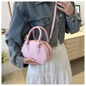 Sac à main vintage rose en forme de baseball avec poignées et fermetures argentées