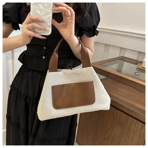 Kontrast-Canvas-Tragetasche mit braunen Ledergriffen und Tasche für stilvolles Pendeln