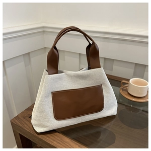 Detailansicht der Kontrast-Canvas- und Ledertasche mit Vordertasche und feinen Nähten