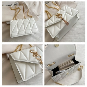 Detailansicht der weißen Stepptasche mit Goldketten und geräumigem Innenraum