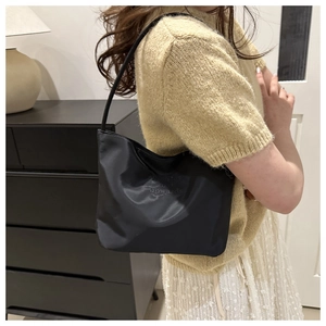 Borsa a spalla in nylon con ricamo Onwards and Upwards indossata da una modella