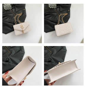 Vues détaillées d'un sac bandoulière blanc motif croco avec chaîne dorée et logo en S
