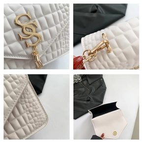 Détails du cuir PU matelassé blanc, logo SS doré et pompon en chaîne sur le sac carré