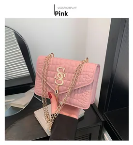 Détail du petit sac bandoulière rose gaufré croco avec chaîne dorée et logo S