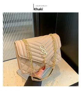 Detailansicht der khakifarbenen Steppleder-Umhängetasche mit Logo und Quasten