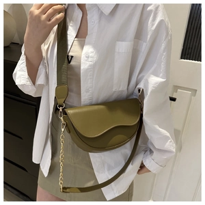 Sac selle vert olive avec bandoulière large en tissu et détail chaîne dorée