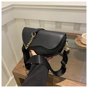 Détails du sac selle noir avec chaîne dorée et large bandoulière réglable