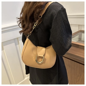 Elegante borsa a sella beige a mezzaluna con fibbia a D dorata e tracolla a catena